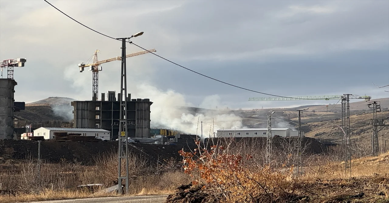 Elazığ’da işçilerin kaldığı konteynerlerde çıkan yangında 2 işçi yaralandı, 1 işçi dumandan etkilendi