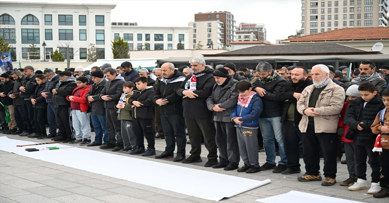 İstanbul’da, İsrail’in saldırılarında hayatını kaybeden Filistinliler için gıyabi cenaze namazı kılındı