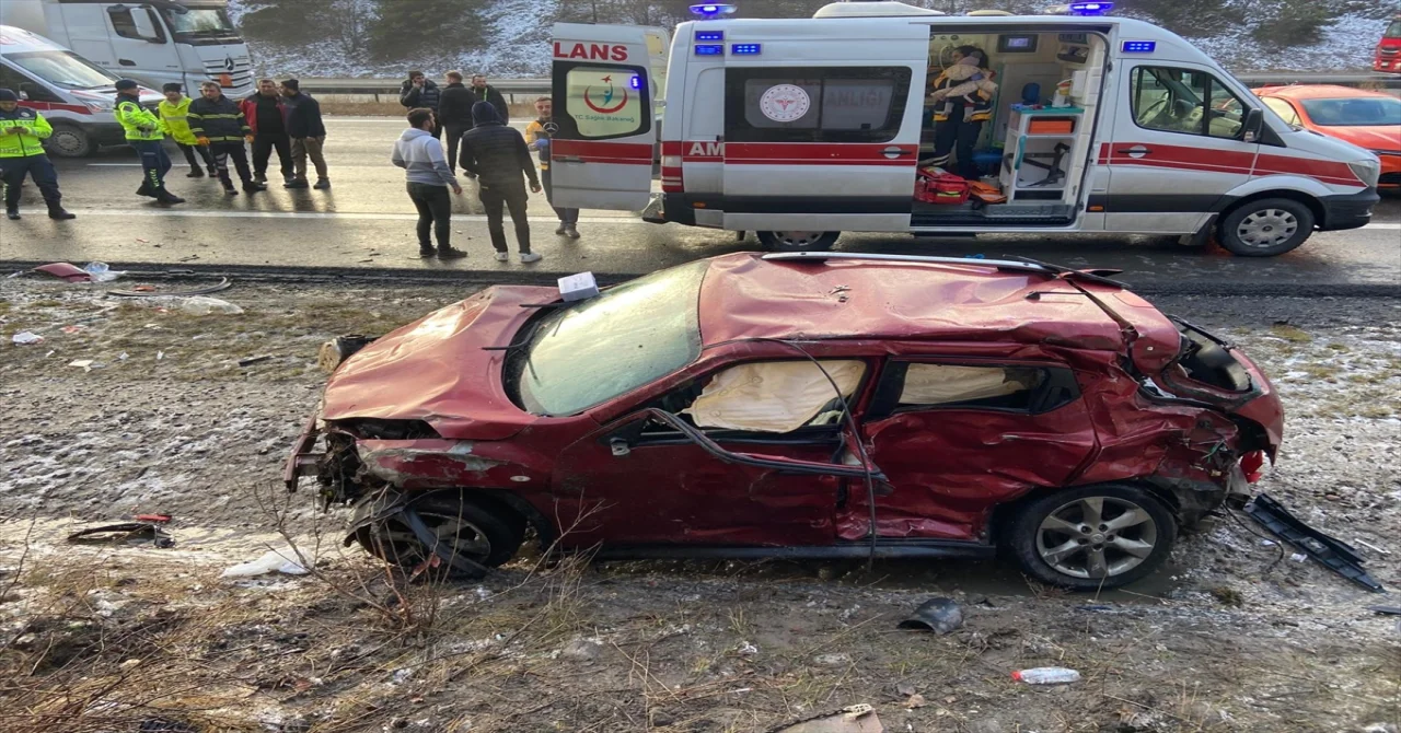 Anadolu Otoyolu’nda iki araba çarpıştı: 1 kişi öldü, 4 kişi yaralandı