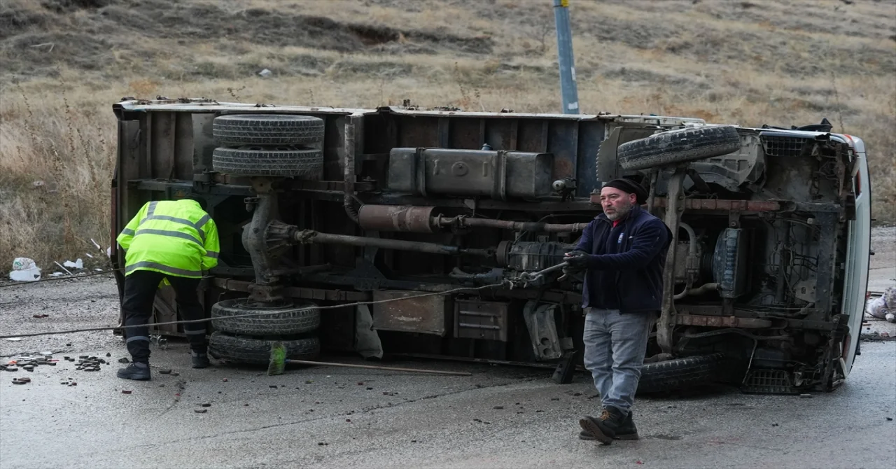 Ankara’da hafriyat kamyonu 11 araca çarparak devrildi