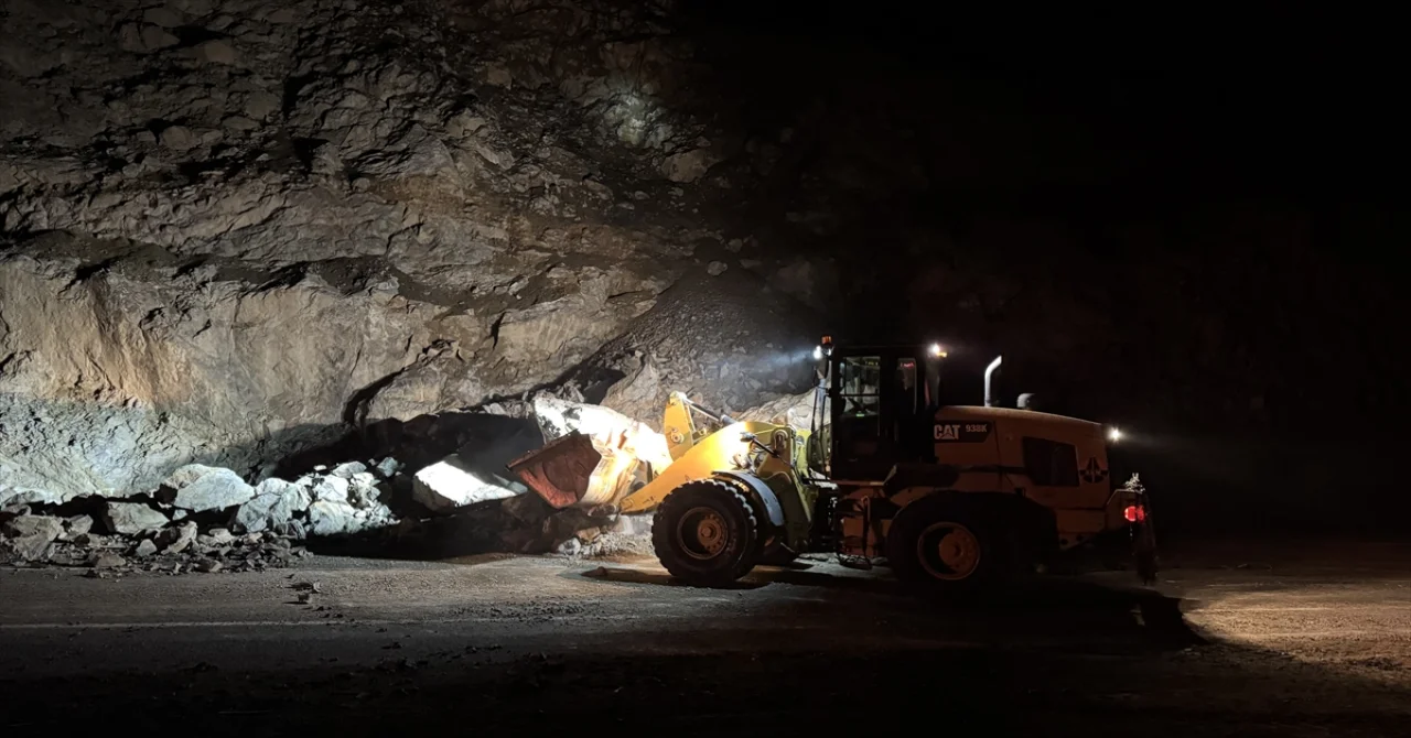 Heyelan sebebiyle ArtvinArdahan kara yolunda ulaşım kontrollü sağlanıyor