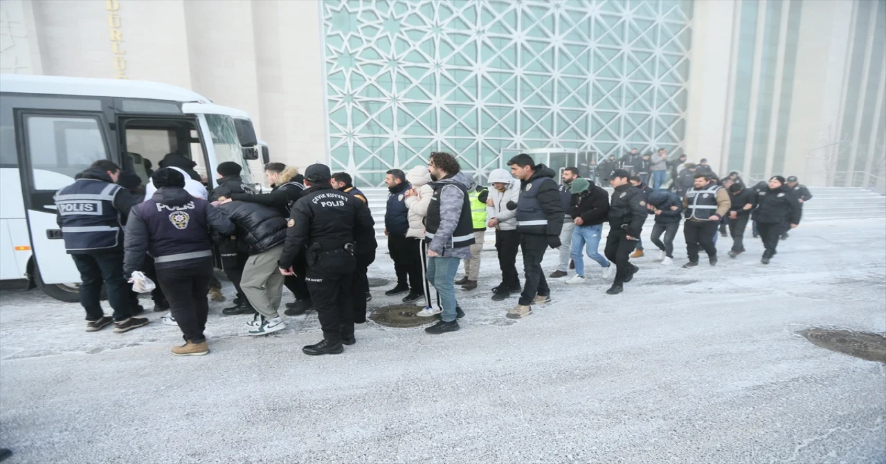 Sosyal medyadan giysi satma vaadiyle dolandırıcılık yaptıkları iddiasıyla 29 şüpheli yakalandı