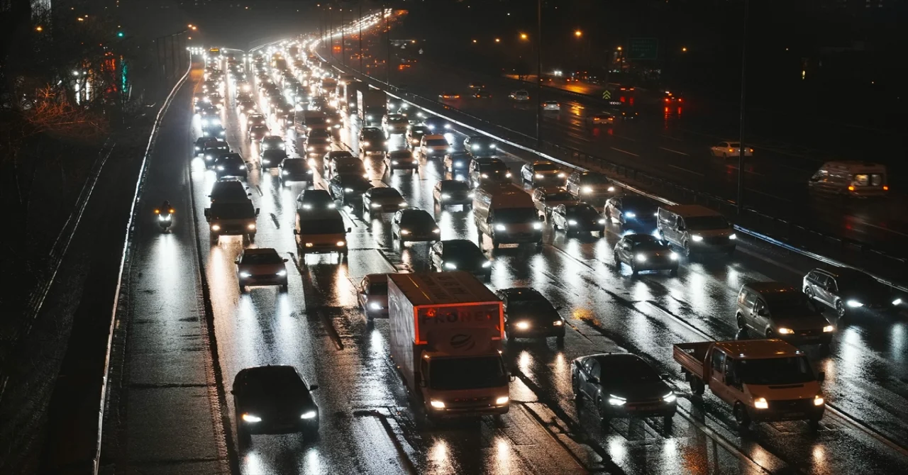 İstanbul’da trafik yoğunluğu yağışın da etkisiyle yüzde 90’a dayandı