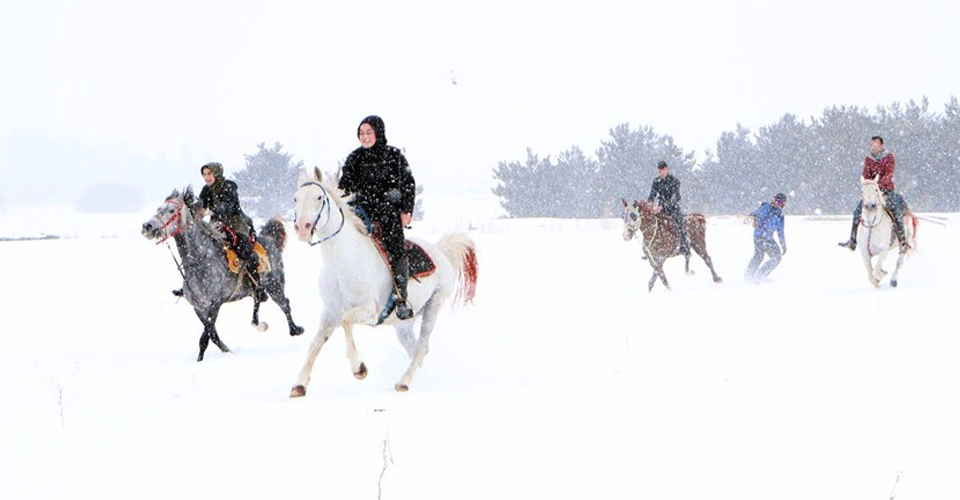 Erzurum'da dört nala kayak ve snowboard keyfi