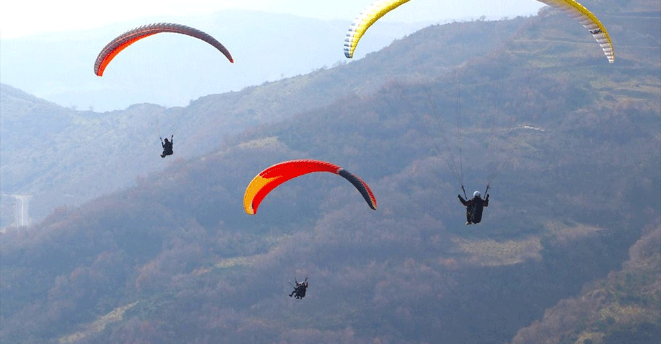 Gökyüzü tutkunları salgının stresini Tekirdağ semalarında yamaç paraşütüyle atıyor