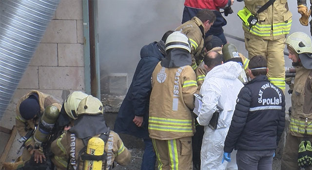 Arnavutköy'de hırdavat deposunda yangın
