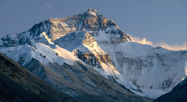 Zirvede salgın endişesi: Çin, Everest Dağı'na tırmanışları durdurdu