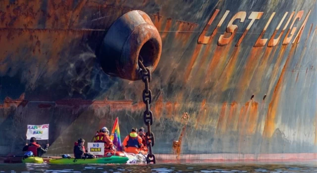 Greenpeace aktivistleri, Norveç'e Rus petrolü tedarik eden tankeri engelledi