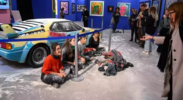 İklim aktivistleri, Andy Warhol'un tasarımına sekiz kilo un döktü