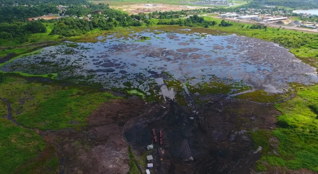 76 metre derinliğinde olmasına rağmen, bu gölün üzerinde yürüyüş yapılabiliyor