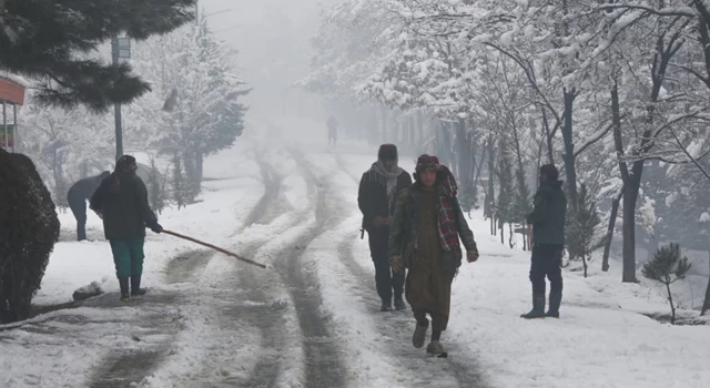 Afganistan’da aralarında çocukların da olduğu 24 kişi donarak yaşamını yitirdi