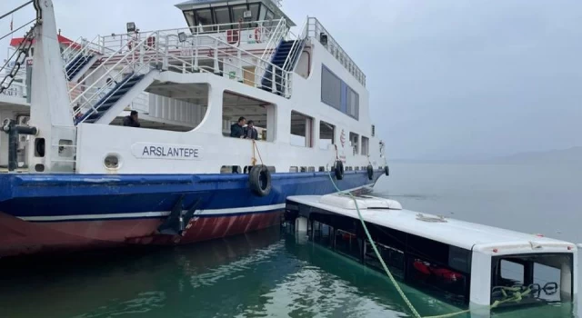 Malatya'da feribota yolcu taşıyan otobüs gölete düştü