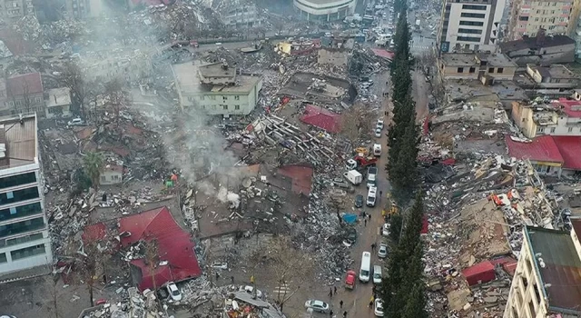 Depremin ilk anları polis telsizinde: 'Dükkanlar yanıyor, patlamalar oluyor, durumlar iyi değil'