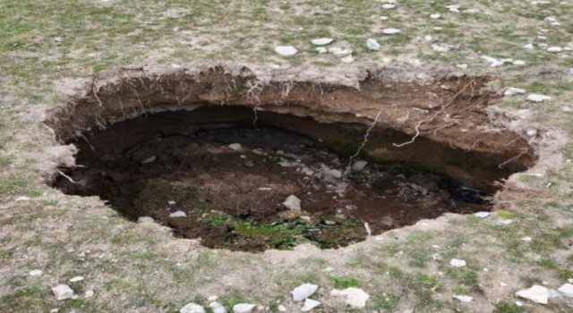 Aksaray'da 10 Metre Derinliğinde Obruk Oluştu