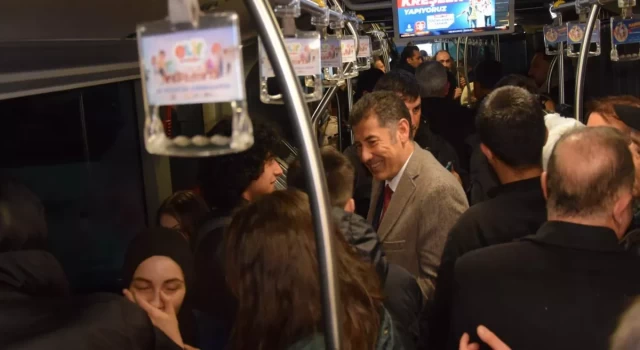 Sinan Oğan ve Ümit Özdağ, metrobüste seçim broşürü dağıttı