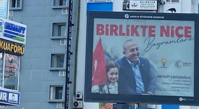 Çavuşoğlu'nun seçim kanununu ihlal eden afişi, kaldırıldı