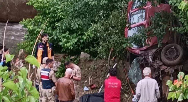 Otomobil köprüden Harşit Çayı’na uçtu: 2 ölü, 3 yaralı