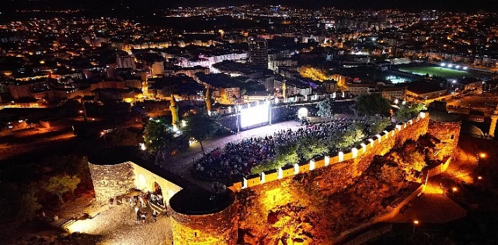 Açık hava sinema günlerine büyük ilgi