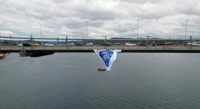 Anadolu Efes'in şampiyonluk bayrakları İstanbul Boğazı'ndaki köprülere asıldı