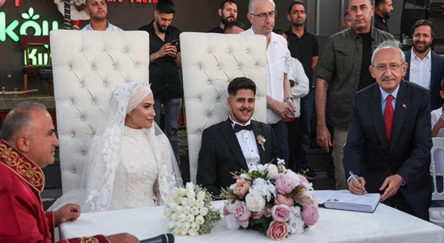 CHP Genel Başkanı Kılıçdaroğlu İstanbul'da nikah şahidi oldu