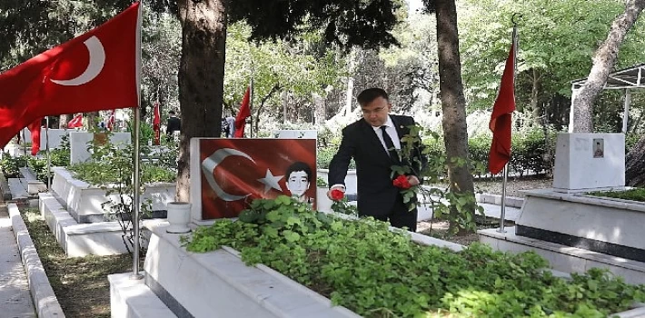 DEÜ Rektör Yardımcısı Prof. Dr. Tanarslan: Demokrasi Şehitlerimizi Rahmetle Anıyoruz