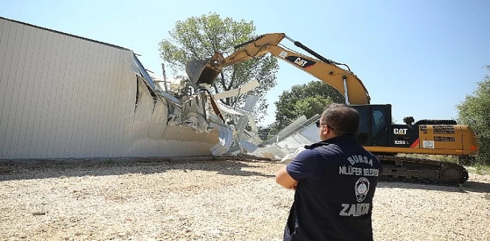 Nilüfer’de iki kaçak yapı daha yıkıldı