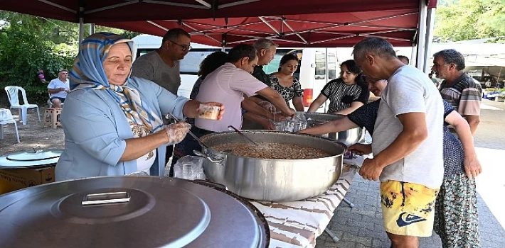 Çıralı Mahallesi’nde vatandaşlara aşure ikramı