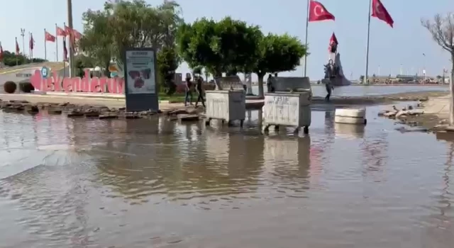 İskenderun'da caddeleri deniz suyu bastı