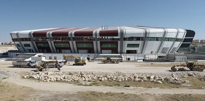 Karaman Belediyesi, yeni stadyum çevresinde peyzaj ve çevre düzenlemesi çalışmalarına başladı