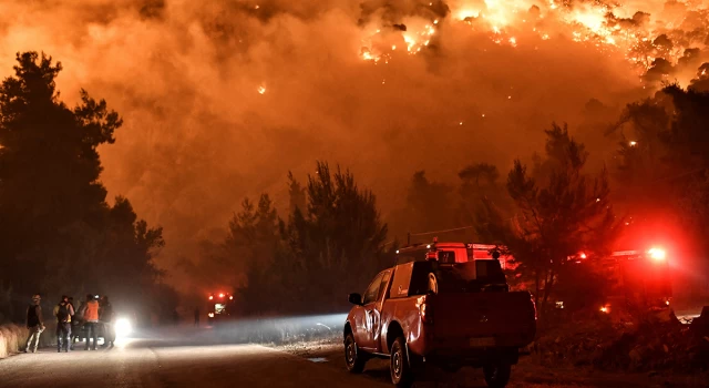 Yunanistan da yangınla mücadele ediyor: Alevler sanayi bölgesindeki fabrika ve depolara kadar ulaştı