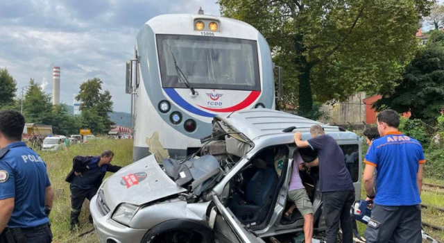 Yolcu treni araca çarptı, sürücü ağır yaralı