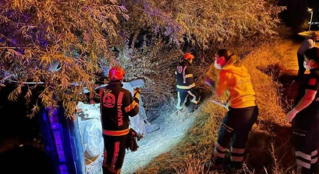 Otomobil şarampole devrildi: 2 kişi hayatını kaybetti, 3 kişi ise yaralandı