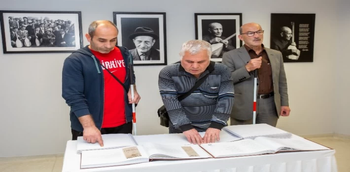 Bursa’da ’Aşık Veysel’ fotoğraf sergisinde bir ilk... Fotoğrafları dokunarak anladılar