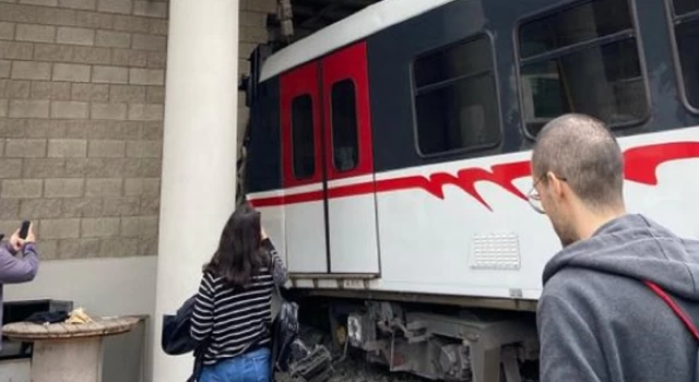 İzmir'de metro raydan çıktı, duvara çarptı!