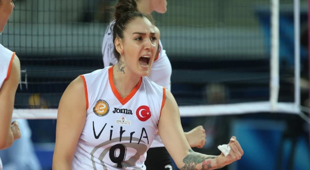 Milli voleybolcu, kızıyla birlikte kaza geçirdi!