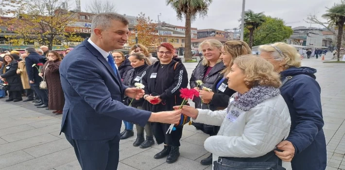 Gölcük’te 5 Aralık’a özel kadınlara karanfil