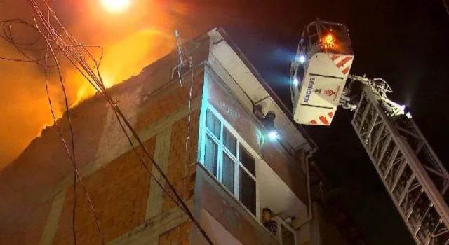 Kağıthane'de korkutan yangın: Alevler 3 binayı sardı, 4 kişi mahsur kaldı