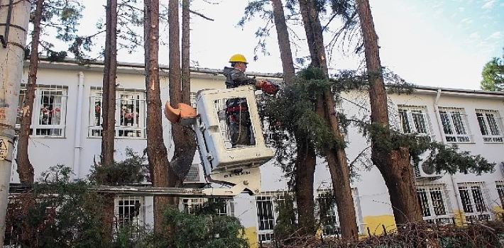 Karşıyaka’da çevre düzenleme çalışmaları hızla devam ediyor