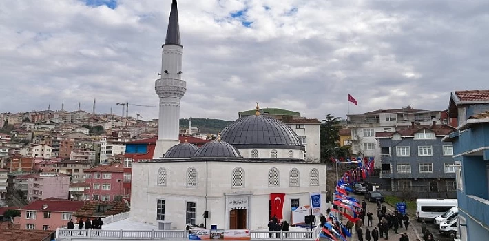 Yeniden inşa edilen Üsküdar Kıroğlu Cami ibadete açıldı