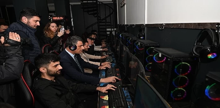 Başkan Kocaman, gençlerle Counter Strike oynadı