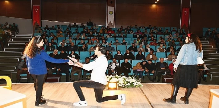 Harran Üniversitesi’nde Artiz Mektebi Tiyatro Oyunu Sahnelendi