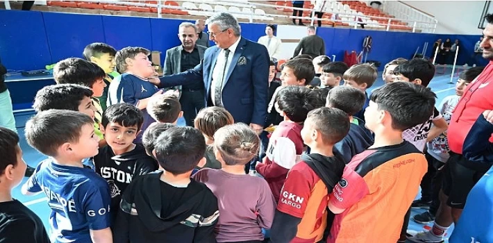 Başkan Topaloğlu, Spor Salonu’nda öğrencileri ziyaret etti