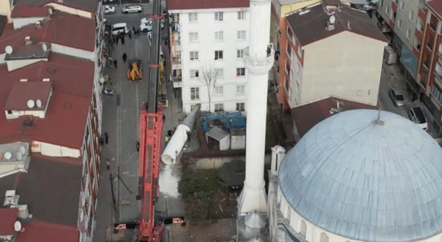 İstanbul'da cami minaresi apartmanın üzerine düştü