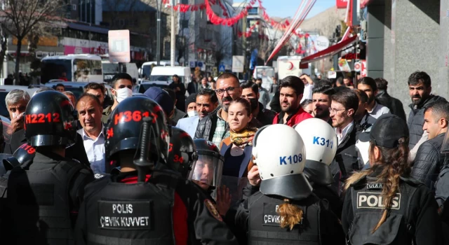 Bakan Yerlikaya: Diyarbakır'dan Adana'ya kadar Van protestolarında 89 kişi gözaltında