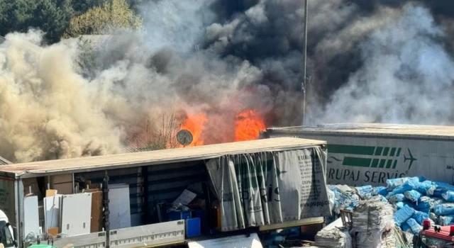 Pendik'te yediemin otoparkında yangın