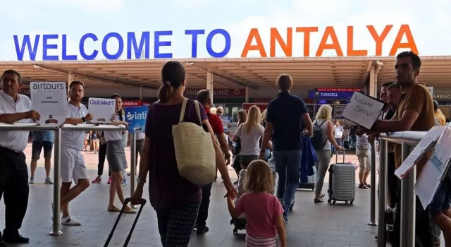 Antalya Havalimanı'nda gıda zehirlenmesi: 42 kişi hastaneye kaldırıldı