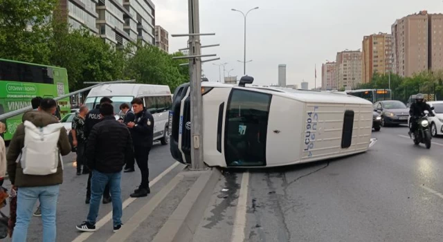 Beylikdüzü'nde işçi servisi devrildi: 13 yaralı