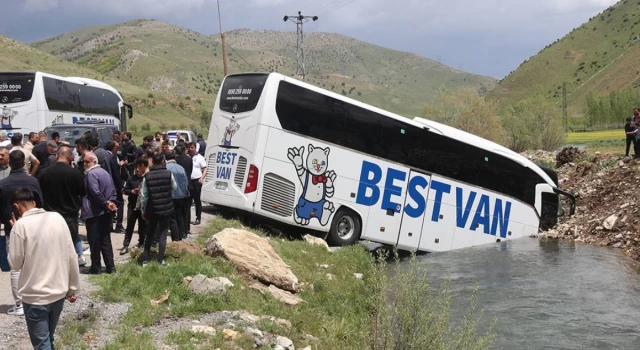 Bitlis'te otobüs dereye uçtu: Yaralılar var