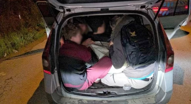 Edirne'de "dur" ihtarına uymayan otomobilde 14 kaçak göçmen çıktı: 3 kişi kaçtı