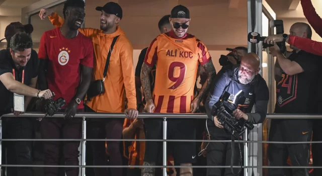 Galatasaray, şampiyonluğu taraftarıyla Florya'da kutladı: Icardi 'Ali Koç' yazılı forma giydi